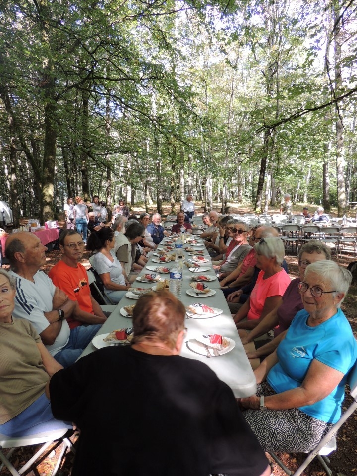 Les différentes tablées attendent les grillades