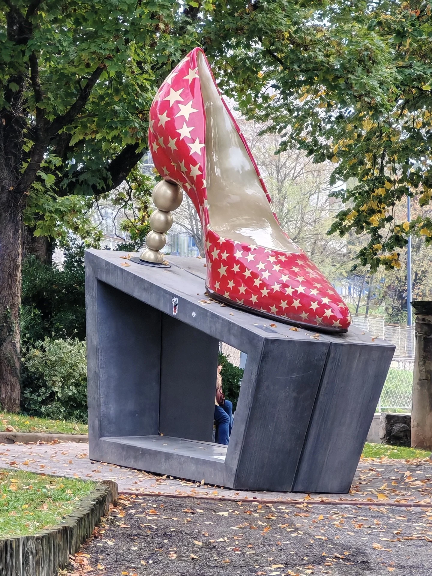 Les chaussures géantes : l'escarpin étoilé