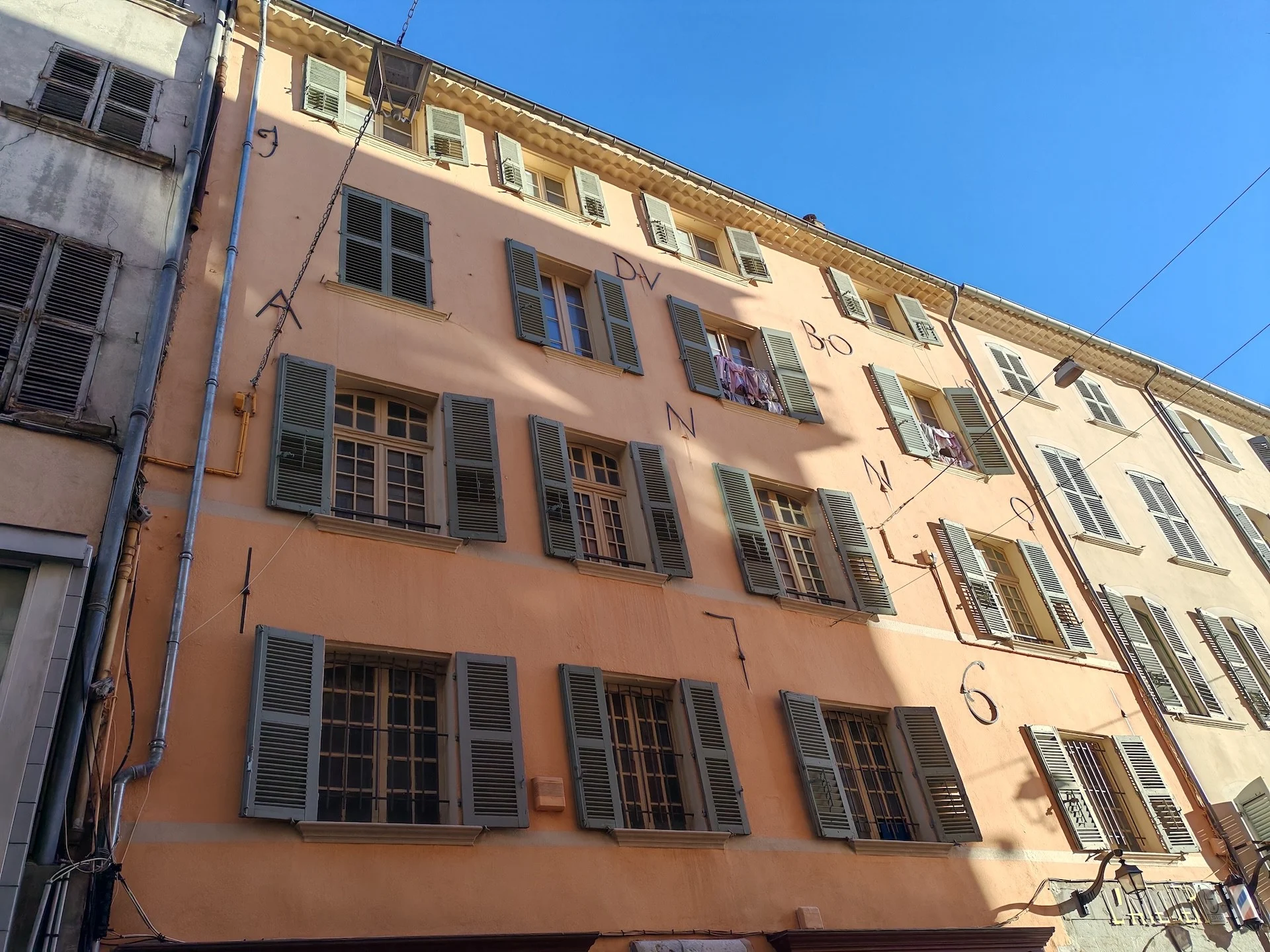 Maison avec renfort sur façade  